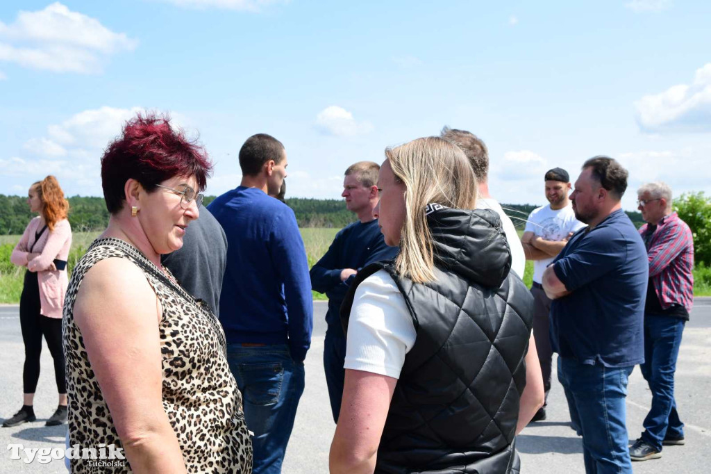 Poszkodowani rolnicy ponownie pod firmą w Sartowicach! Spotkanie w nerwowym oczekiwaniu na właściciela skupu bydła