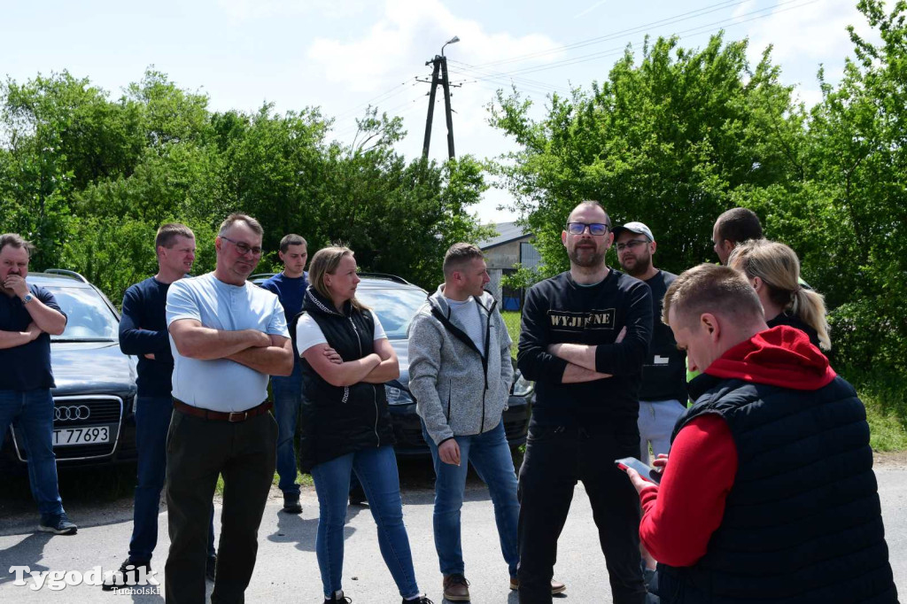 Poszkodowani rolnicy ponownie pod firmą w Sartowicach! Spotkanie w nerwowym oczekiwaniu na właściciela skupu bydła