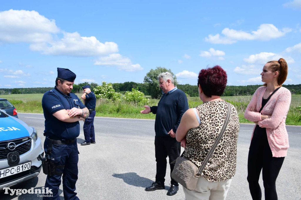 Poszkodowani rolnicy ponownie pod firmą w Sartowicach! Spotkanie w nerwowym oczekiwaniu na właściciela skupu bydła