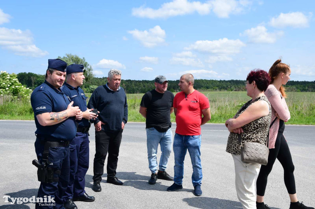 Poszkodowani rolnicy ponownie pod firmą w Sartowicach! Spotkanie w nerwowym oczekiwaniu na właściciela skupu bydła