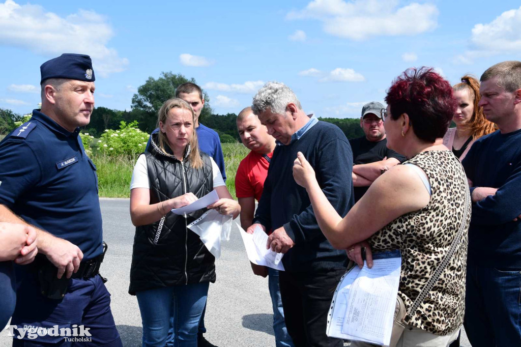 Poszkodowani rolnicy ponownie pod firmą w Sartowicach! Spotkanie w nerwowym oczekiwaniu na właściciela skupu bydła