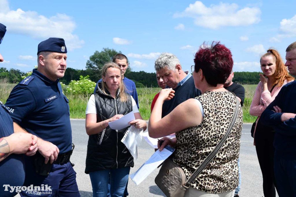 Poszkodowani rolnicy ponownie pod firmą w Sartowicach! Spotkanie w nerwowym oczekiwaniu na właściciela skupu bydła