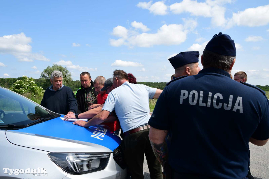 Poszkodowani rolnicy ponownie pod firmą w Sartowicach! Spotkanie w nerwowym oczekiwaniu na właściciela skupu bydła