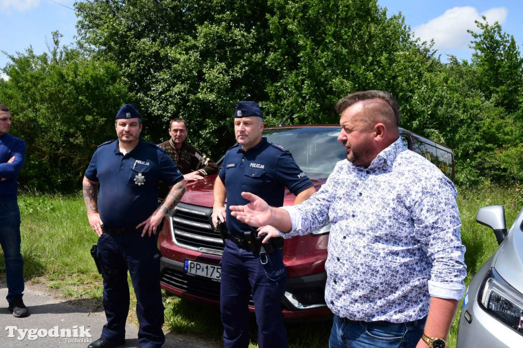 Poszkodowani rolnicy ponownie pod firmą w Sartowicach! Spotkanie w nerwowym oczekiwaniu na właściciela skupu bydła