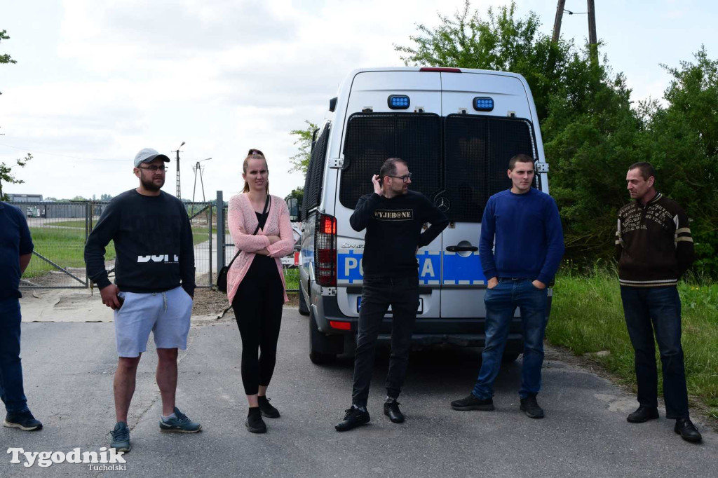 Poszkodowani rolnicy ponownie pod firmą w Sartowicach! Spotkanie w nerwowym oczekiwaniu na właściciela skupu bydła