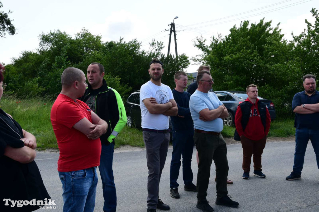 Poszkodowani rolnicy ponownie pod firmą w Sartowicach! Spotkanie w nerwowym oczekiwaniu na właściciela skupu bydła
