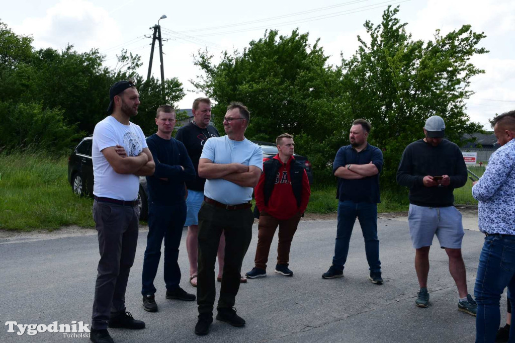 Poszkodowani rolnicy ponownie pod firmą w Sartowicach! Spotkanie w nerwowym oczekiwaniu na właściciela skupu bydła