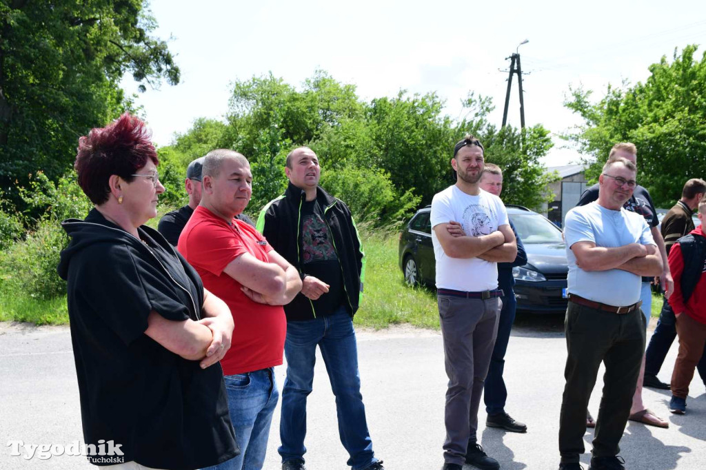 Poszkodowani rolnicy ponownie pod firmą w Sartowicach! Spotkanie w nerwowym oczekiwaniu na właściciela skupu bydła