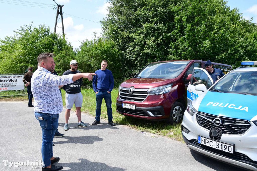 Poszkodowani rolnicy ponownie pod firmą w Sartowicach! Spotkanie w nerwowym oczekiwaniu na właściciela skupu bydła
