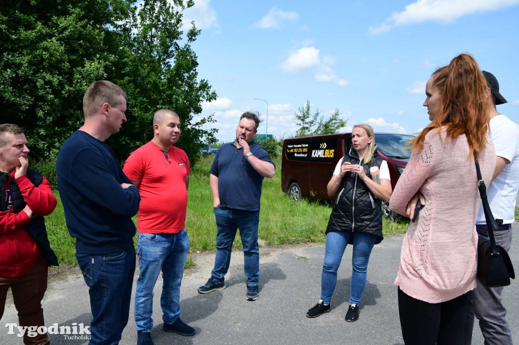 Poszkodowani rolnicy ponownie pod firmą w Sartowicach! Spotkanie w nerwowym oczekiwaniu na właściciela skupu bydła