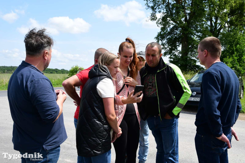 Poszkodowani rolnicy ponownie pod firmą w Sartowicach! Spotkanie w nerwowym oczekiwaniu na właściciela skupu bydła