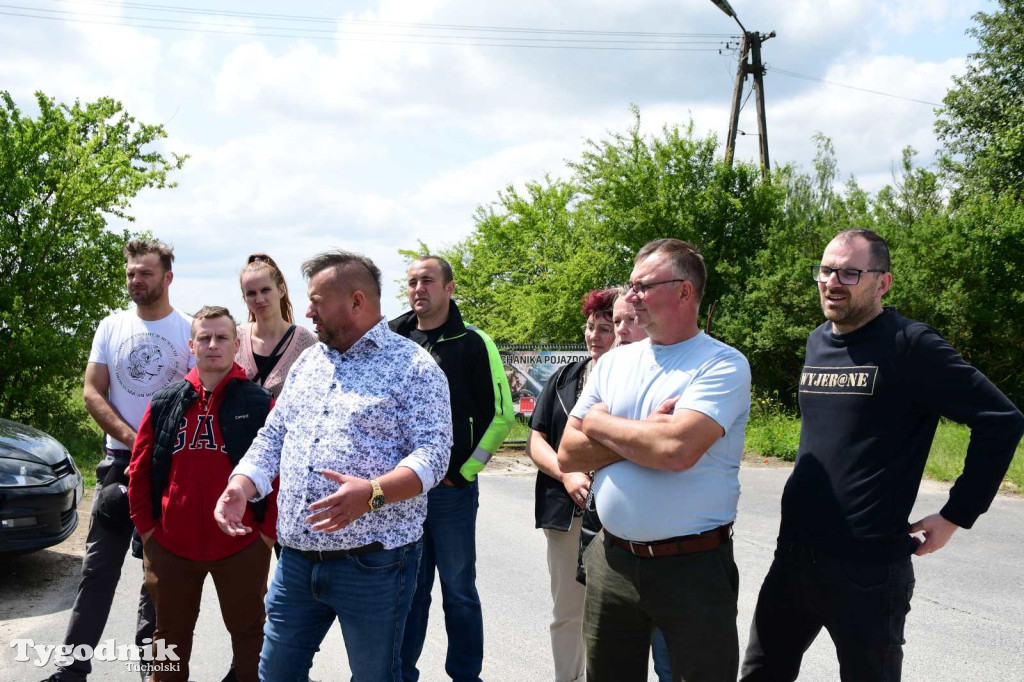 Poszkodowani rolnicy ponownie pod firmą w Sartowicach! Spotkanie w nerwowym oczekiwaniu na właściciela skupu bydła