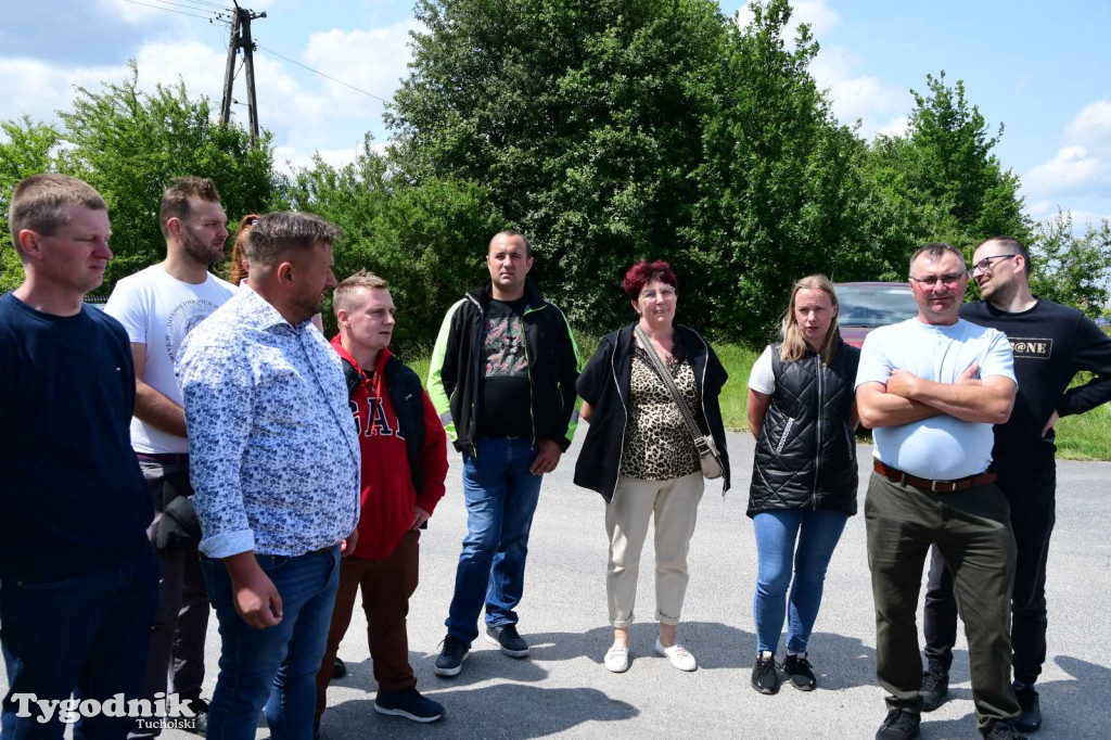 Poszkodowani rolnicy ponownie pod firmą w Sartowicach! Spotkanie w nerwowym oczekiwaniu na właściciela skupu bydła
