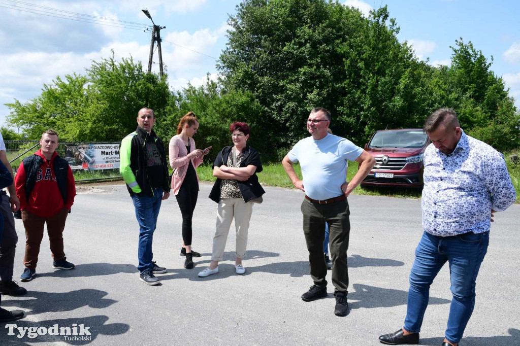 Poszkodowani rolnicy ponownie pod firmą w Sartowicach! Spotkanie w nerwowym oczekiwaniu na właściciela skupu bydła