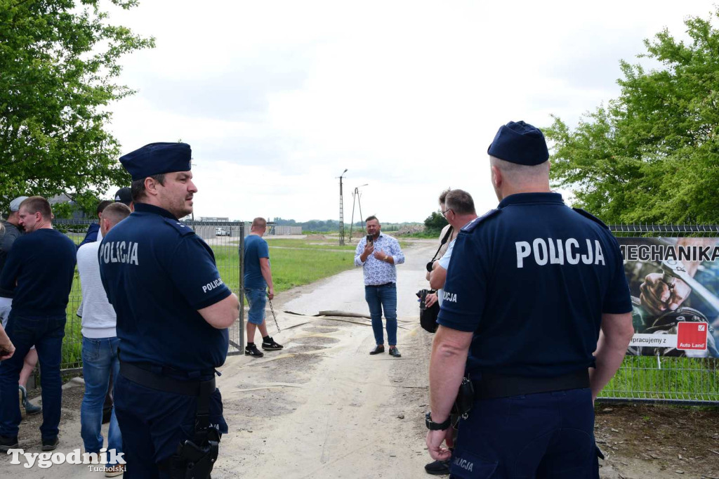 Poszkodowani rolnicy ponownie pod firmą w Sartowicach! Spotkanie w nerwowym oczekiwaniu na właściciela skupu bydła