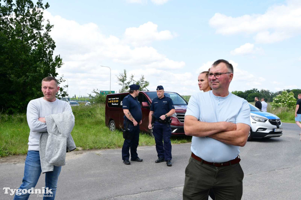 Poszkodowani rolnicy ponownie pod firmą w Sartowicach! Spotkanie w nerwowym oczekiwaniu na właściciela skupu bydła