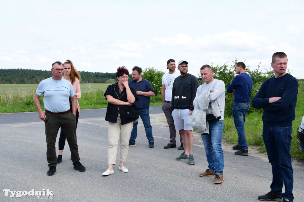 Poszkodowani rolnicy ponownie pod firmą w Sartowicach! Spotkanie w nerwowym oczekiwaniu na właściciela skupu bydła