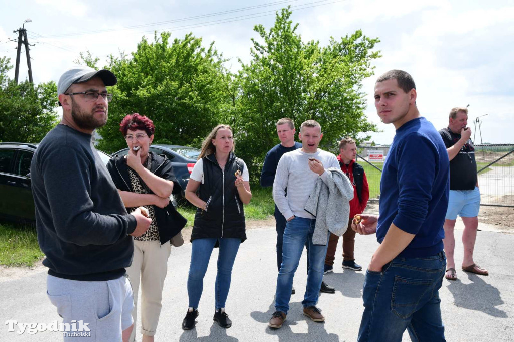Poszkodowani rolnicy ponownie pod firmą w Sartowicach! Spotkanie w nerwowym oczekiwaniu na właściciela skupu bydła