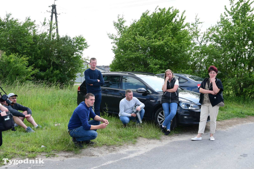 Poszkodowani rolnicy ponownie pod firmą w Sartowicach! Spotkanie w nerwowym oczekiwaniu na właściciela skupu bydła
