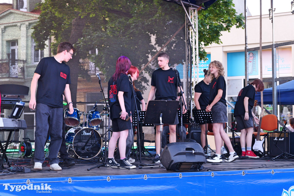 Tuchola, rynek. TOK\'n\'ROCK - debiut młodzieżowego zespołu! ZDJĘCIA