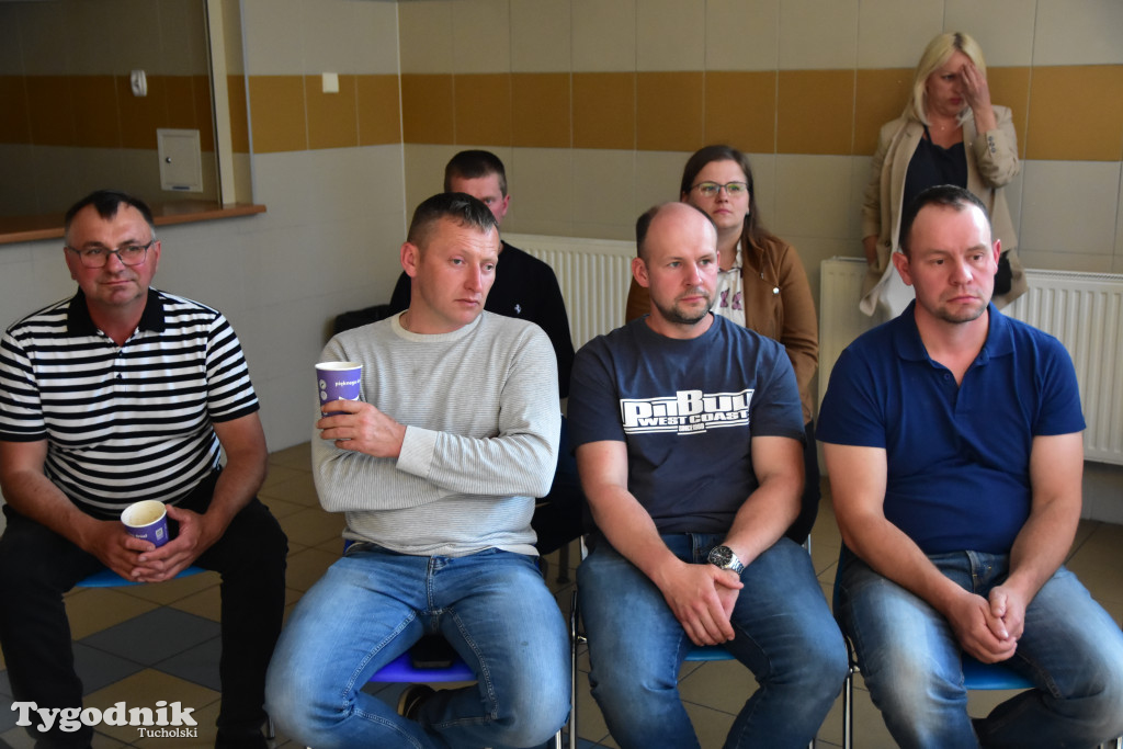 Poszkodowani rolnicy przez firmę skupującą bydło spotkali się z posłem