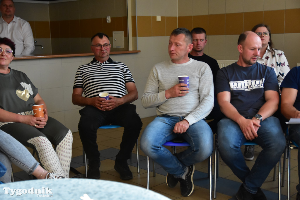 Poszkodowani rolnicy przez firmę skupującą bydło spotkali się z posłem