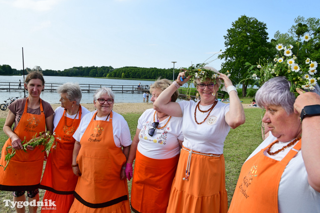 Palinocka w Bysławiu. Ogień na plaży, dziewczęta z wiankami