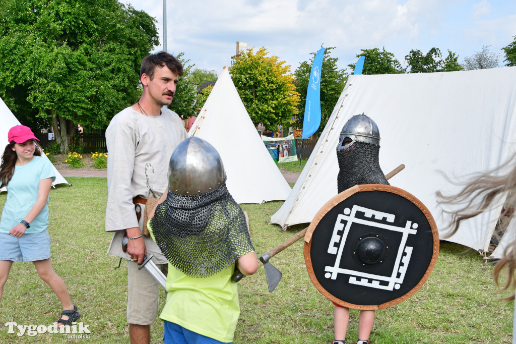 Palinocka w Bysławiu. Ogień na plaży, dziewczęta z wiankami