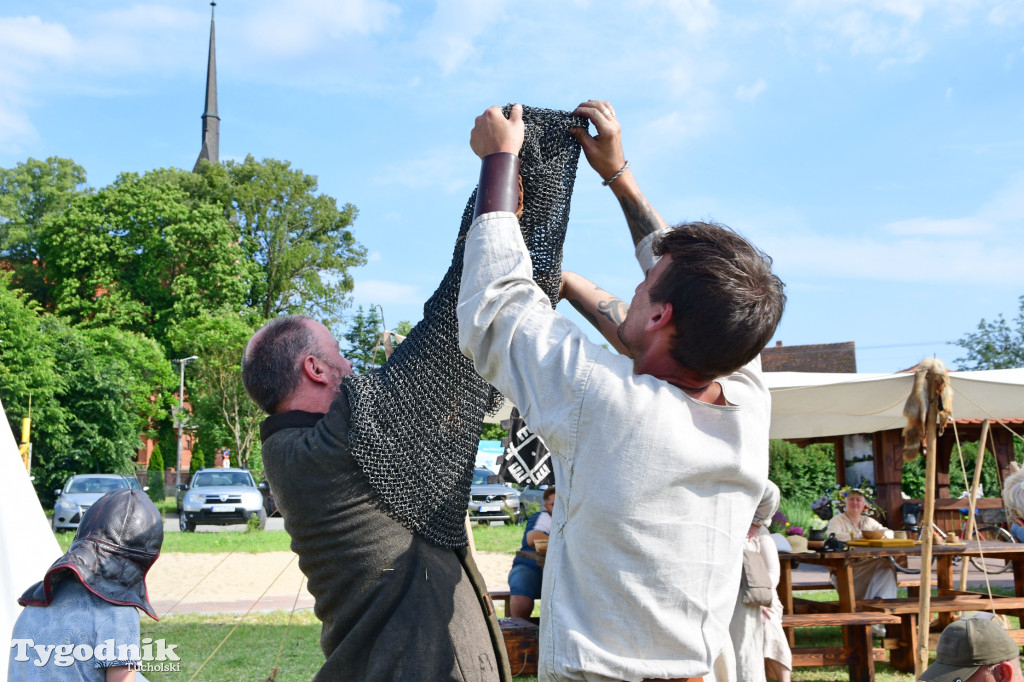 Palinocka w Bysławiu. Ogień na plaży, dziewczęta z wiankami