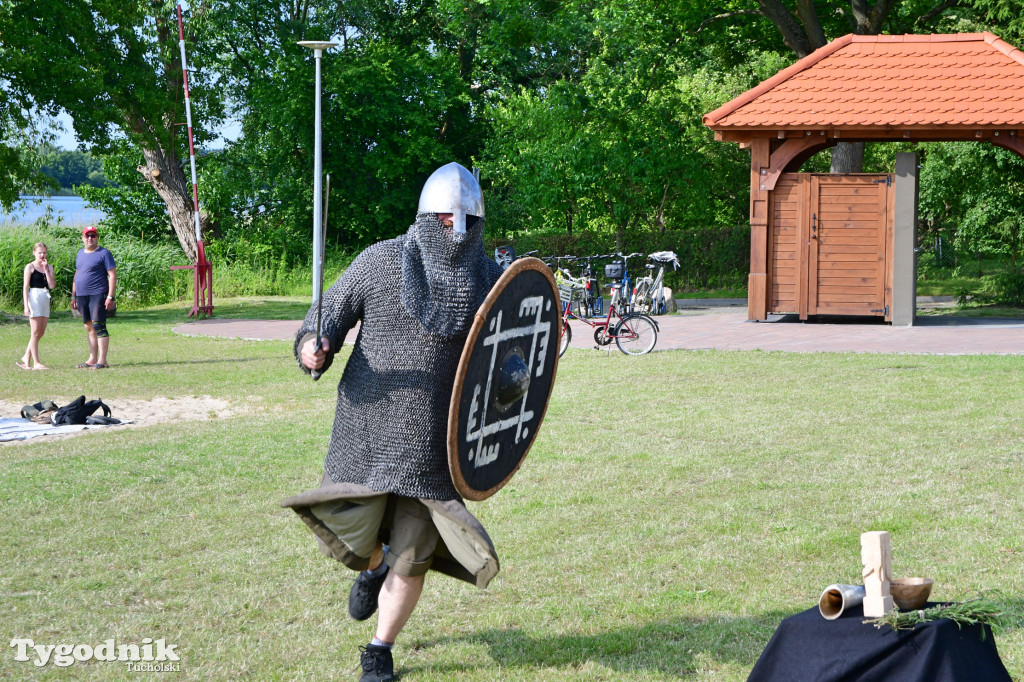 Palinocka w Bysławiu. Ogień na plaży, dziewczęta z wiankami
