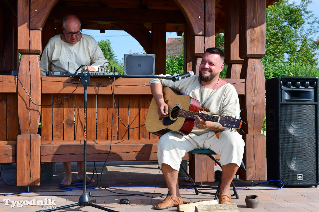 Palinocka w Bysławiu. Ogień na plaży, dziewczęta z wiankami