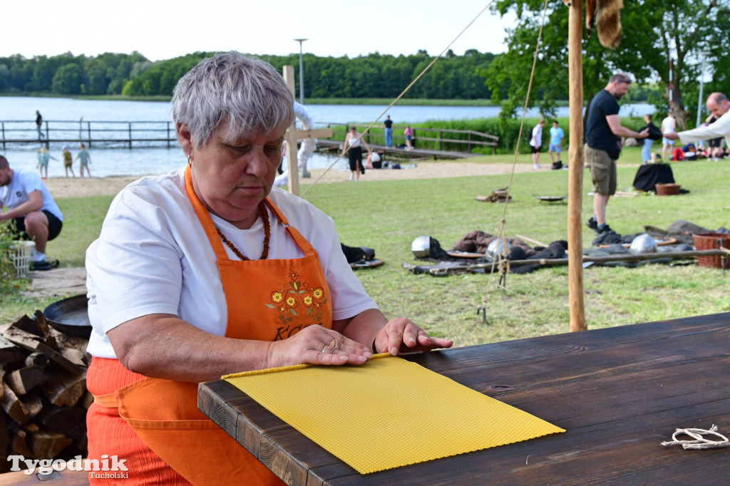 Palinocka w Bysławiu. Ogień na plaży, dziewczęta z wiankami