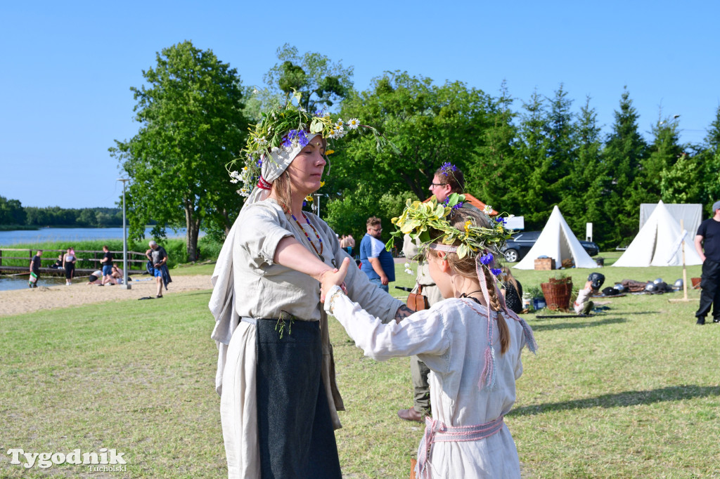Palinocka w Bysławiu. Ogień na plaży, dziewczęta z wiankami