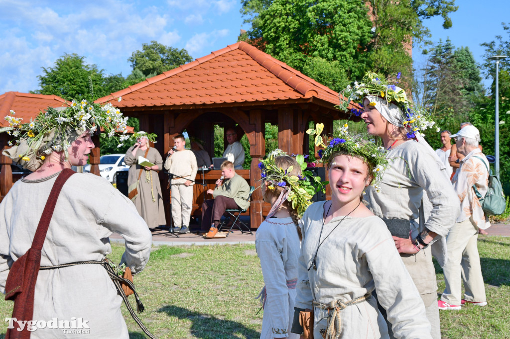 Palinocka w Bysławiu. Ogień na plaży, dziewczęta z wiankami