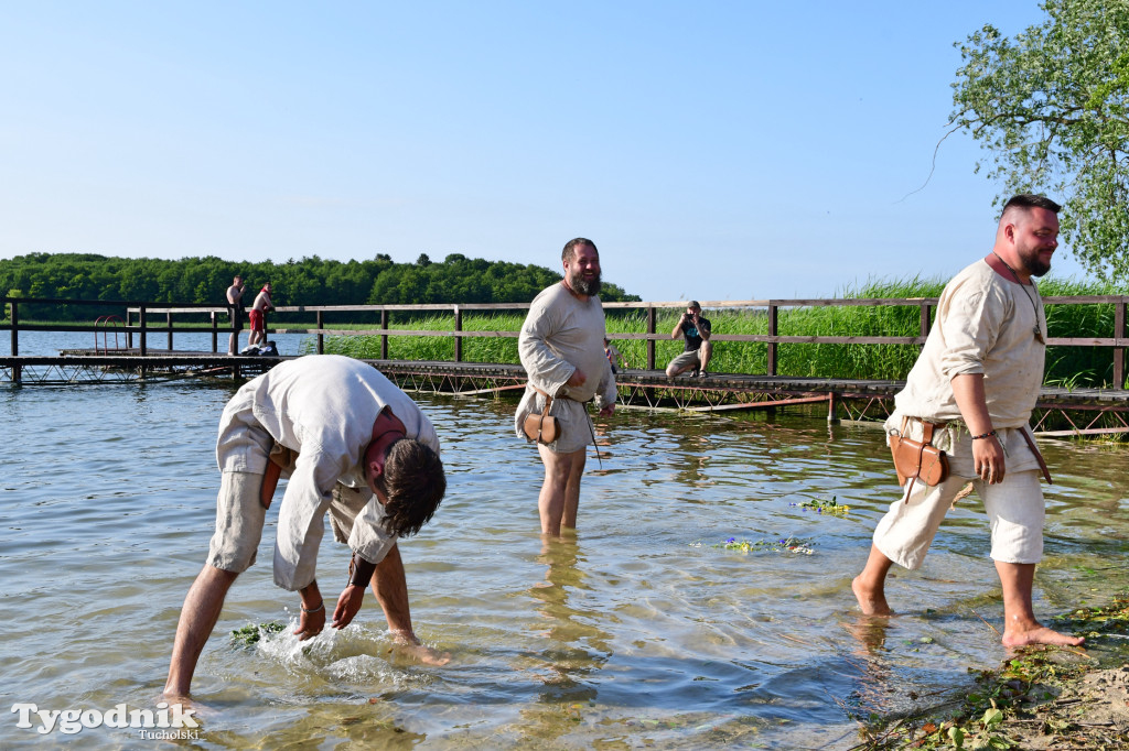 Palinocka w Bysławiu. Ogień na plaży, dziewczęta z wiankami