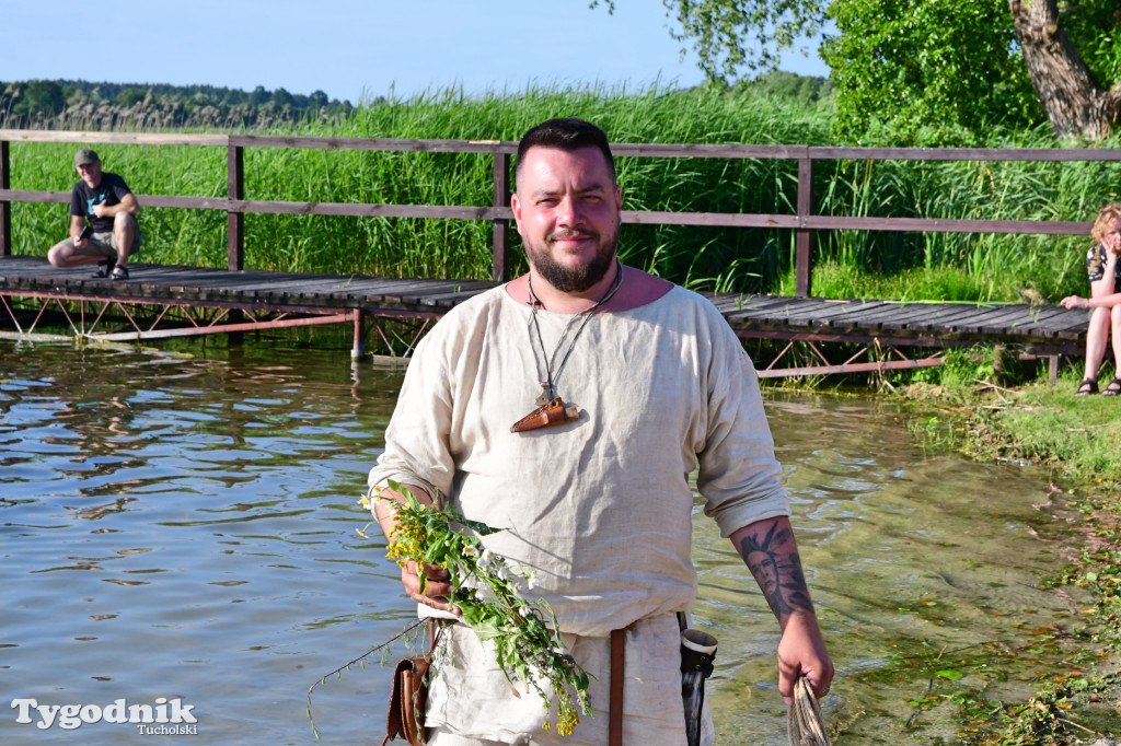 Palinocka w Bysławiu. Ogień na plaży, dziewczęta z wiankami
