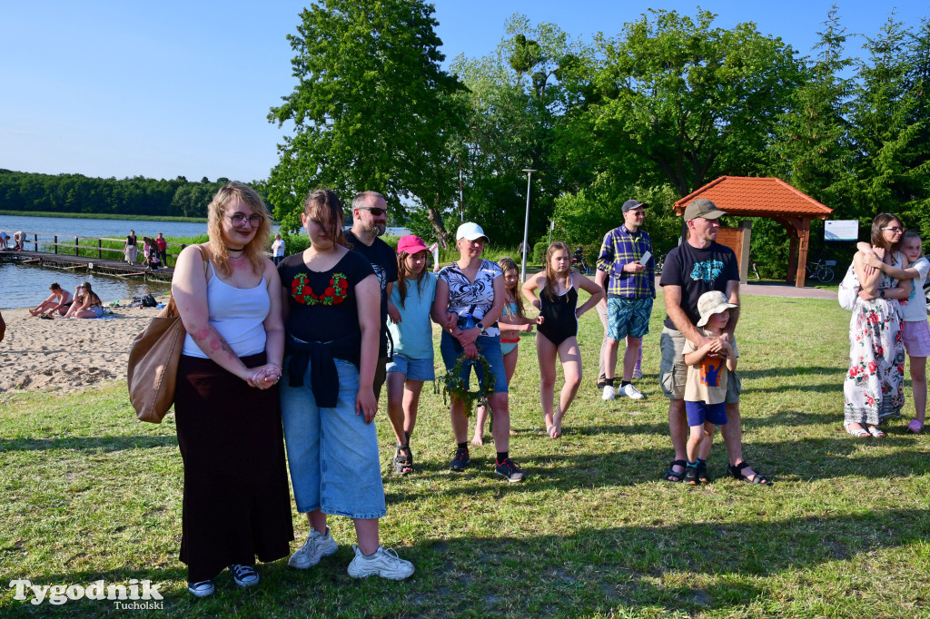 Palinocka w Bysławiu. Ogień na plaży, dziewczęta z wiankami