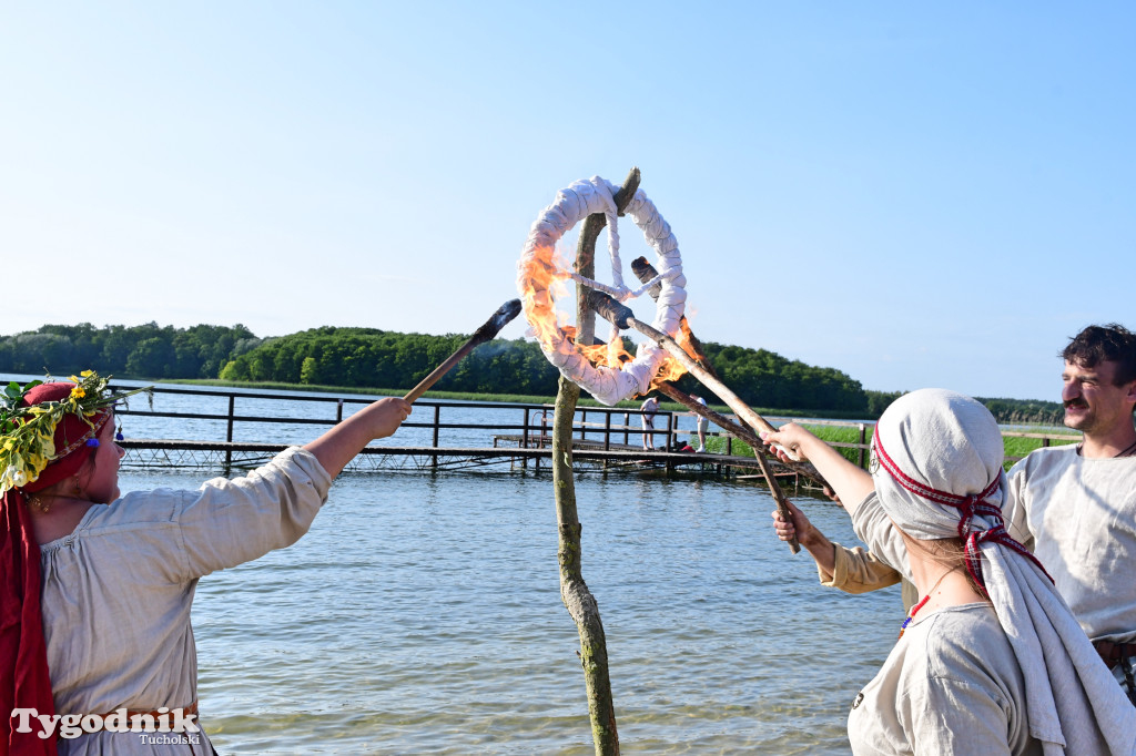Palinocka w Bysławiu. Ogień na plaży, dziewczęta z wiankami