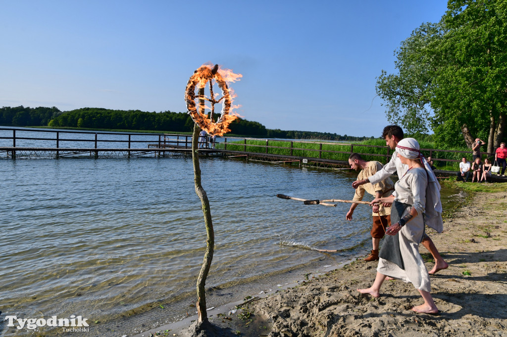 Palinocka w Bysławiu. Ogień na plaży, dziewczęta z wiankami