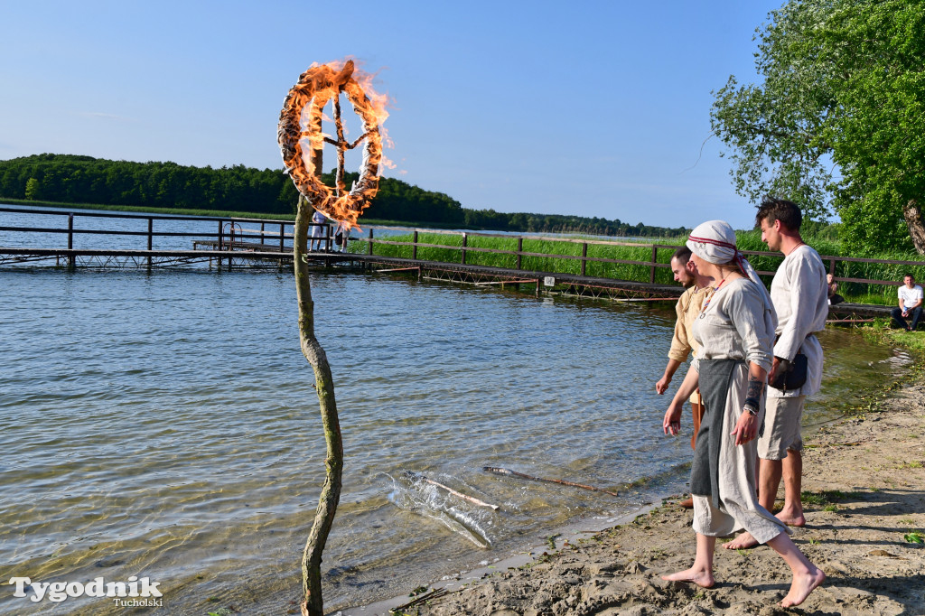 Palinocka w Bysławiu. Ogień na plaży, dziewczęta z wiankami