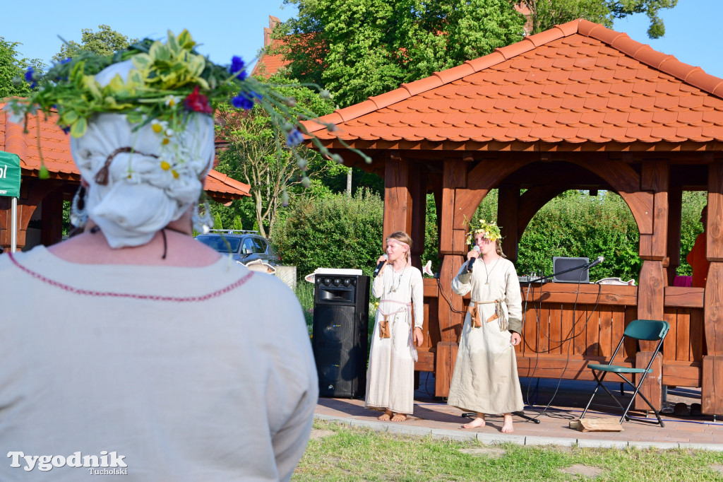 Palinocka w Bysławiu. Ogień na plaży, dziewczęta z wiankami