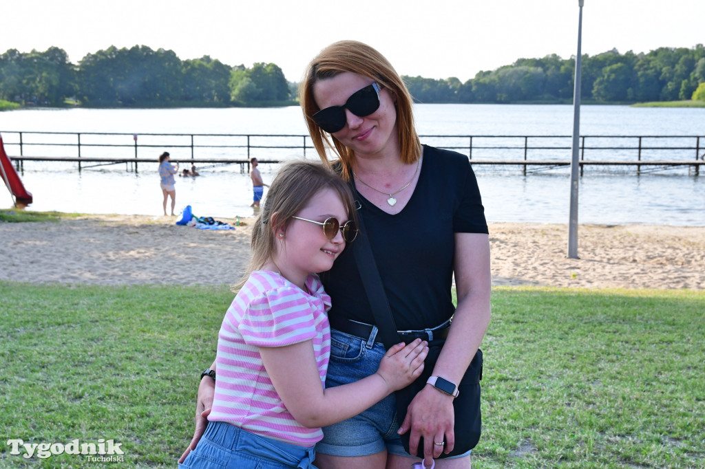 Palinocka w Bysławiu. Ogień na plaży, dziewczęta z wiankami