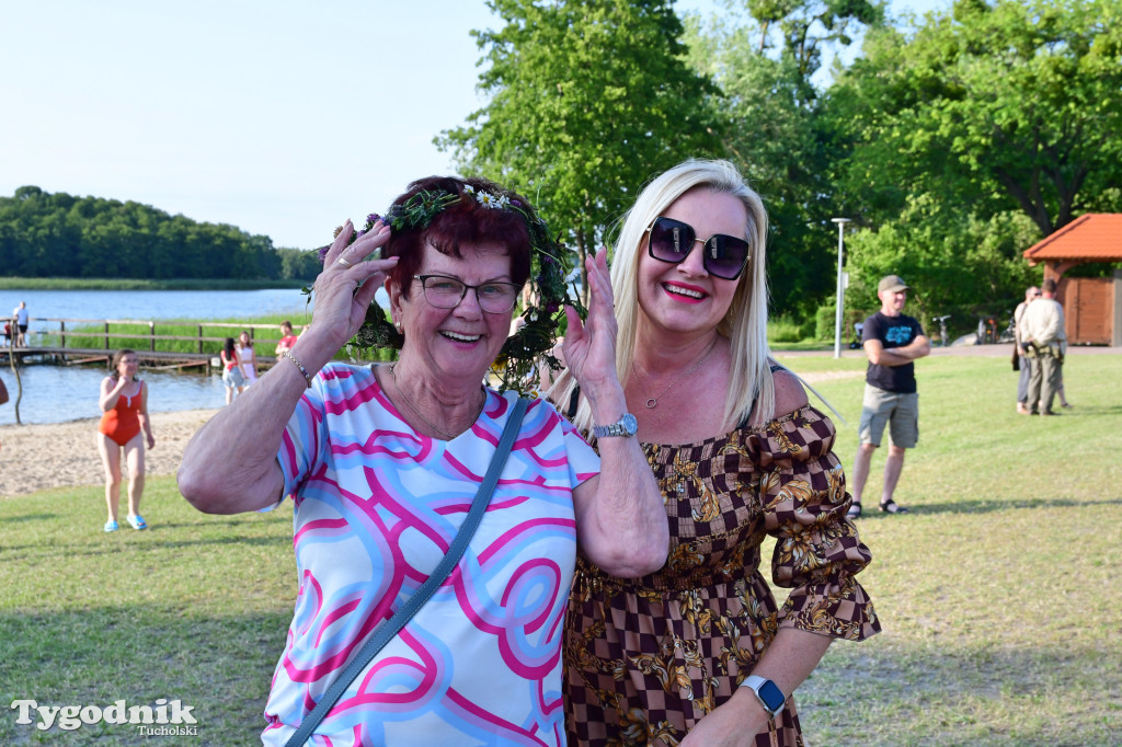 Palinocka w Bysławiu. Ogień na plaży, dziewczęta z wiankami