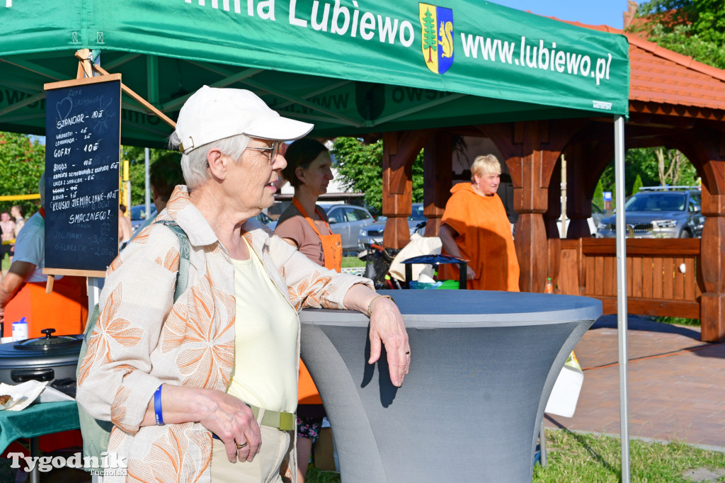 Palinocka w Bysławiu. Ogień na plaży, dziewczęta z wiankami