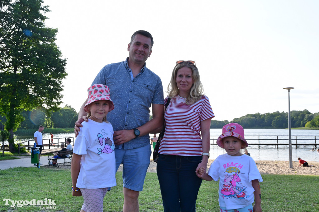 Palinocka w Bysławiu. Ogień na plaży, dziewczęta z wiankami