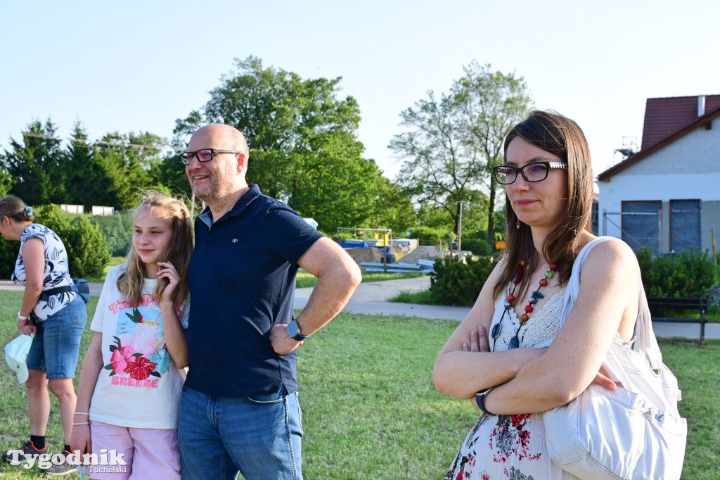 Palinocka w Bysławiu. Ogień na plaży, dziewczęta z wiankami