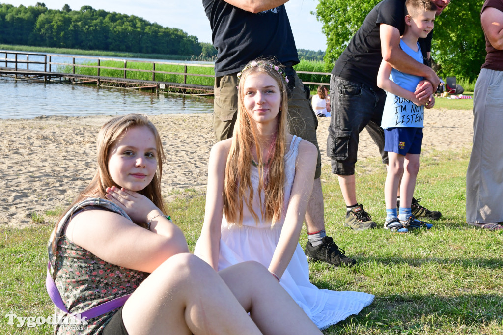 Palinocka w Bysławiu. Ogień na plaży, dziewczęta z wiankami