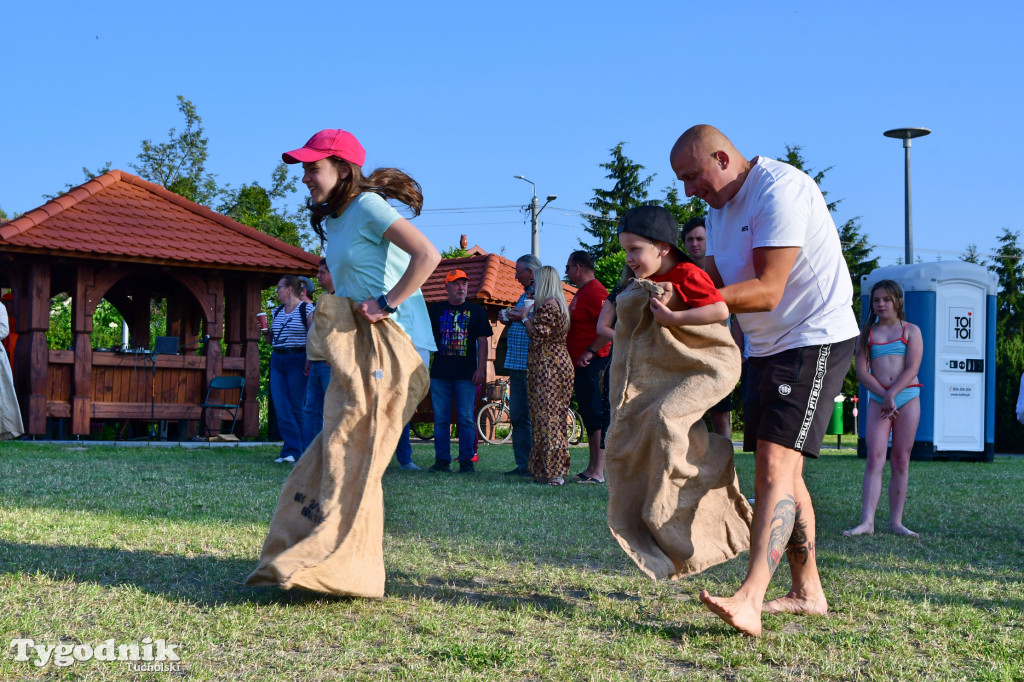 Palinocka w Bysławiu. Ogień na plaży, dziewczęta z wiankami