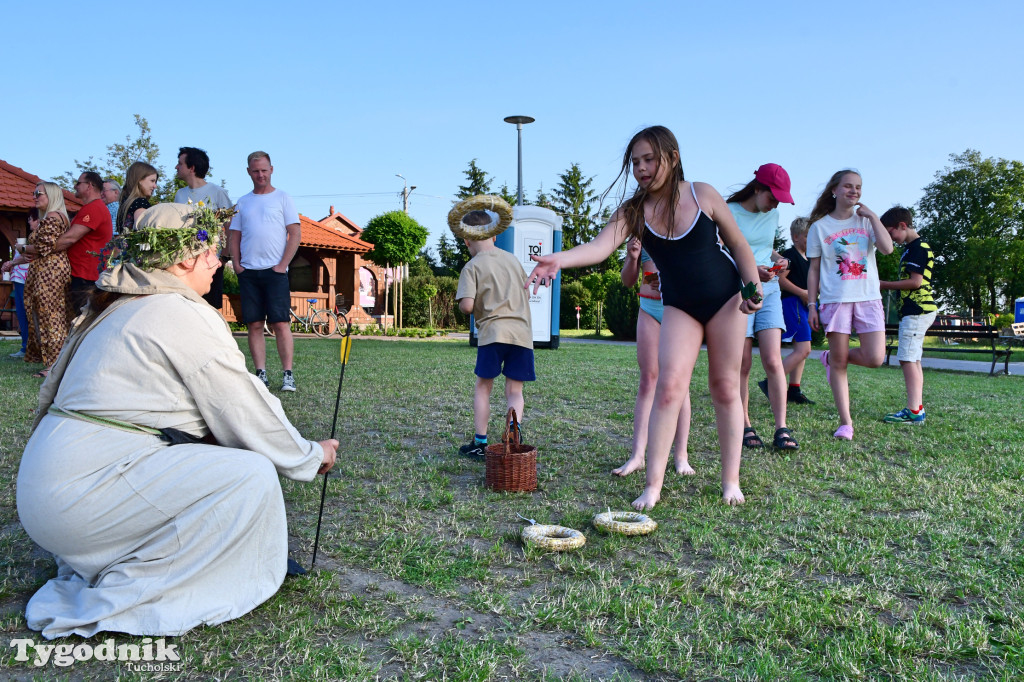Palinocka w Bysławiu. Ogień na plaży, dziewczęta z wiankami