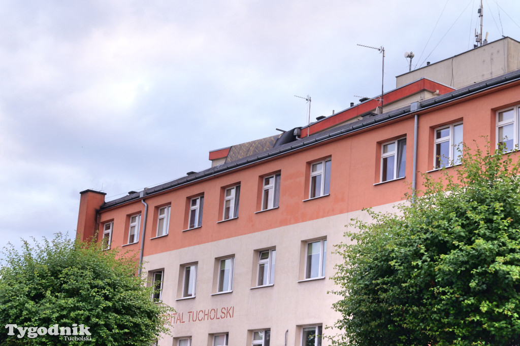 Drzewo powalone na samochody w Tucholi. Skutki poniedziałkowej burzy